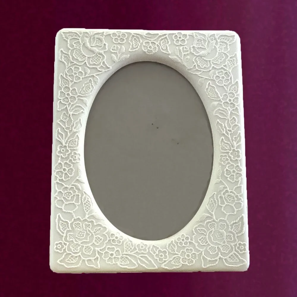EUC Hallmark White Resin Floral Lace Embossed 5 x 7 Oval Photo Frame